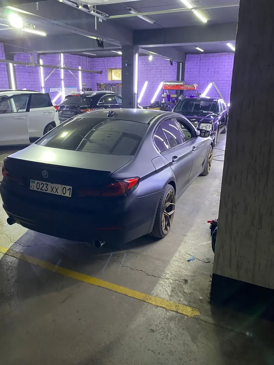 BMW 5 серии вид сзади на разметке цеха