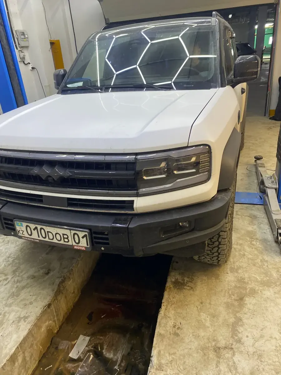Белый Ford Bronco анфас, соты света на лобовом стекле