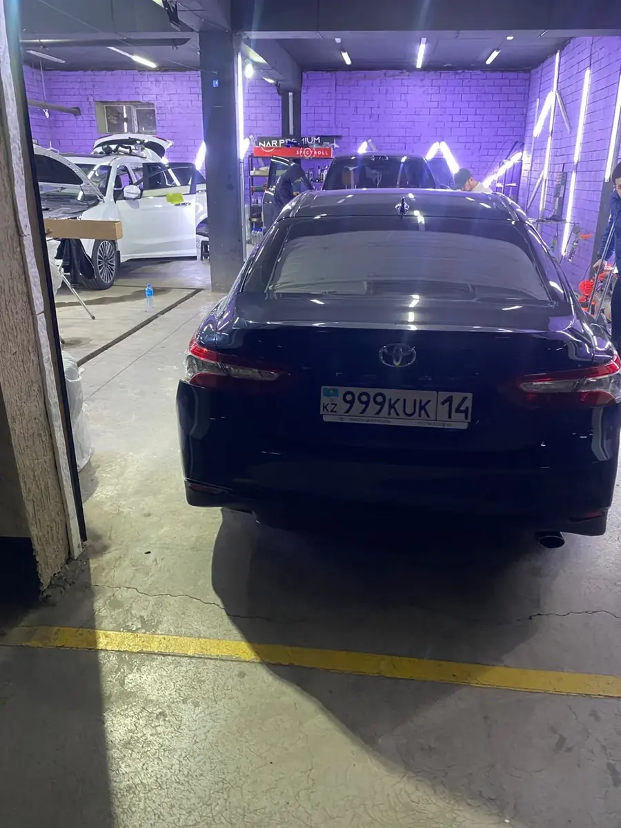 Toyota Camry сзади в цеху BestShine