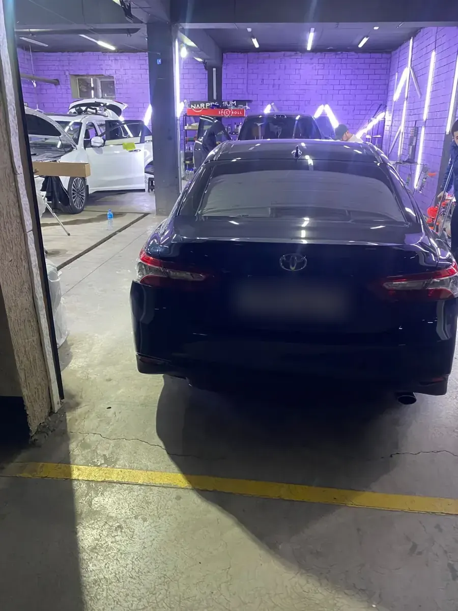 Toyota Camry сзади в цеху BestShine