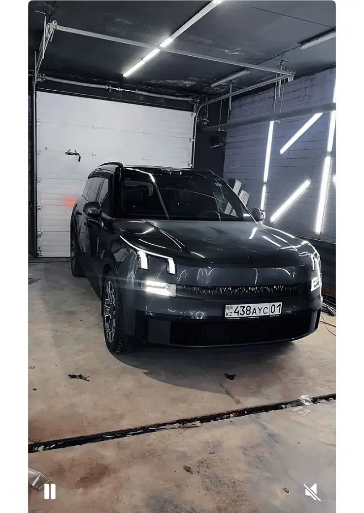 Тёмное купе под линейным светом цеха