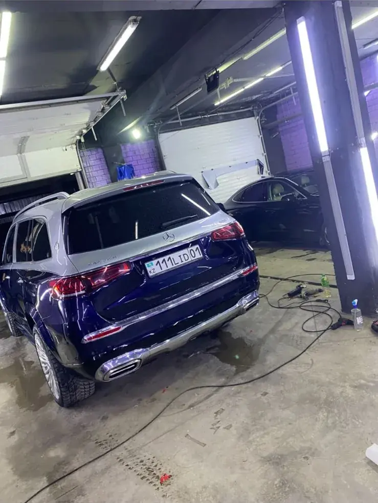 Светлый Mercedes GLE сзади в цеху