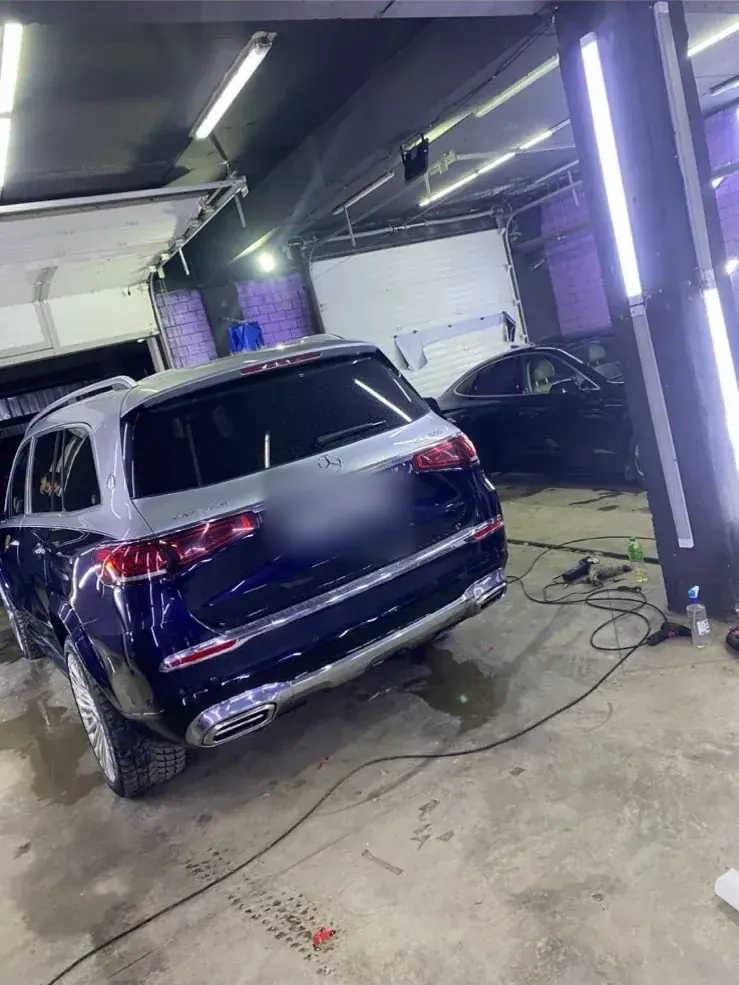 Светлый Mercedes GLE сзади в цеху
