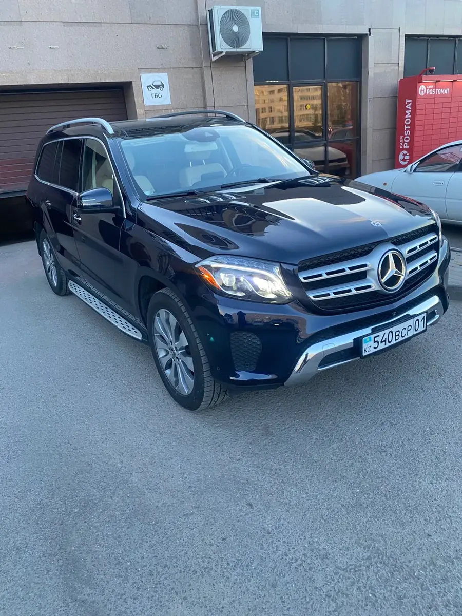 Чёрный Mercedes GLS у студии BestShine под ТРЦ «Сауран» в Астане