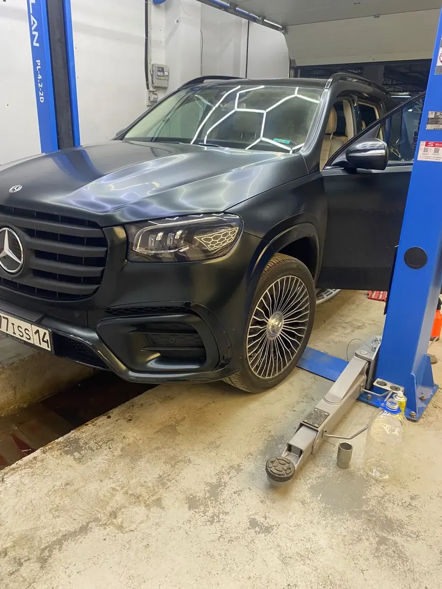 Mercedes GLS в матовой плёнке на подъёмнике - оклейка авто в BestShine