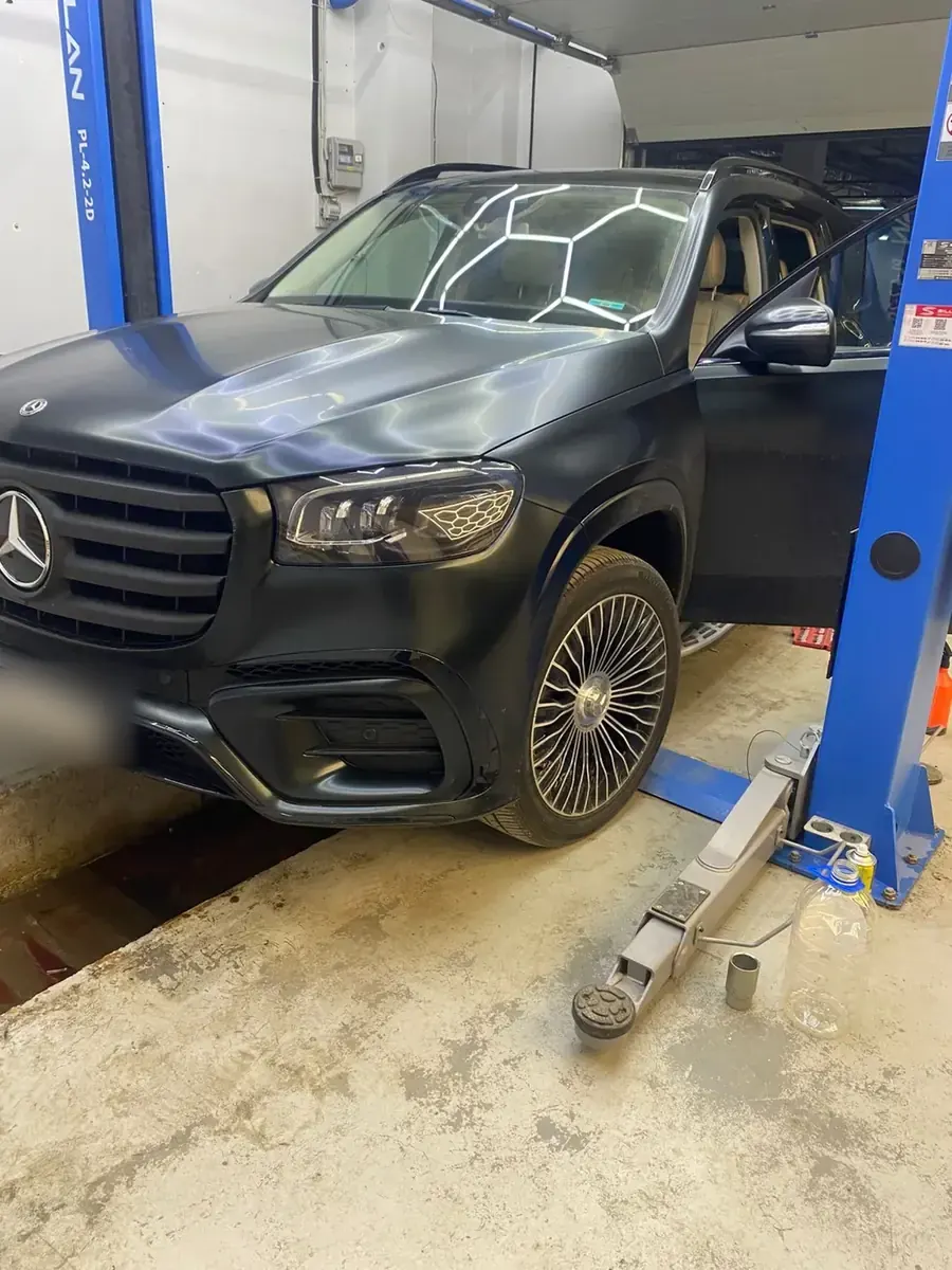 Mercedes GLS в матовом чёрном на подъёмнике — замена плёнки