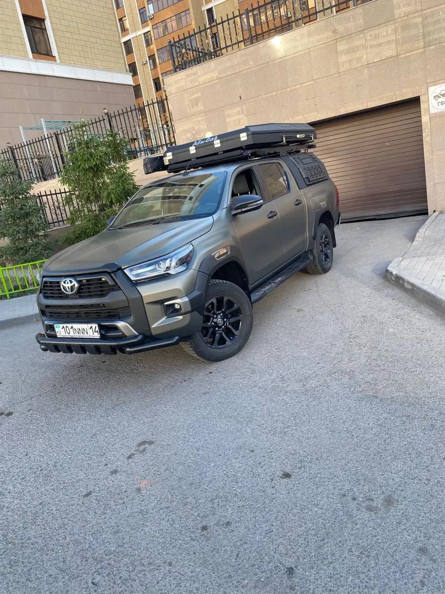 Toyota Hilux в сером сатине с экспедиционным багажником