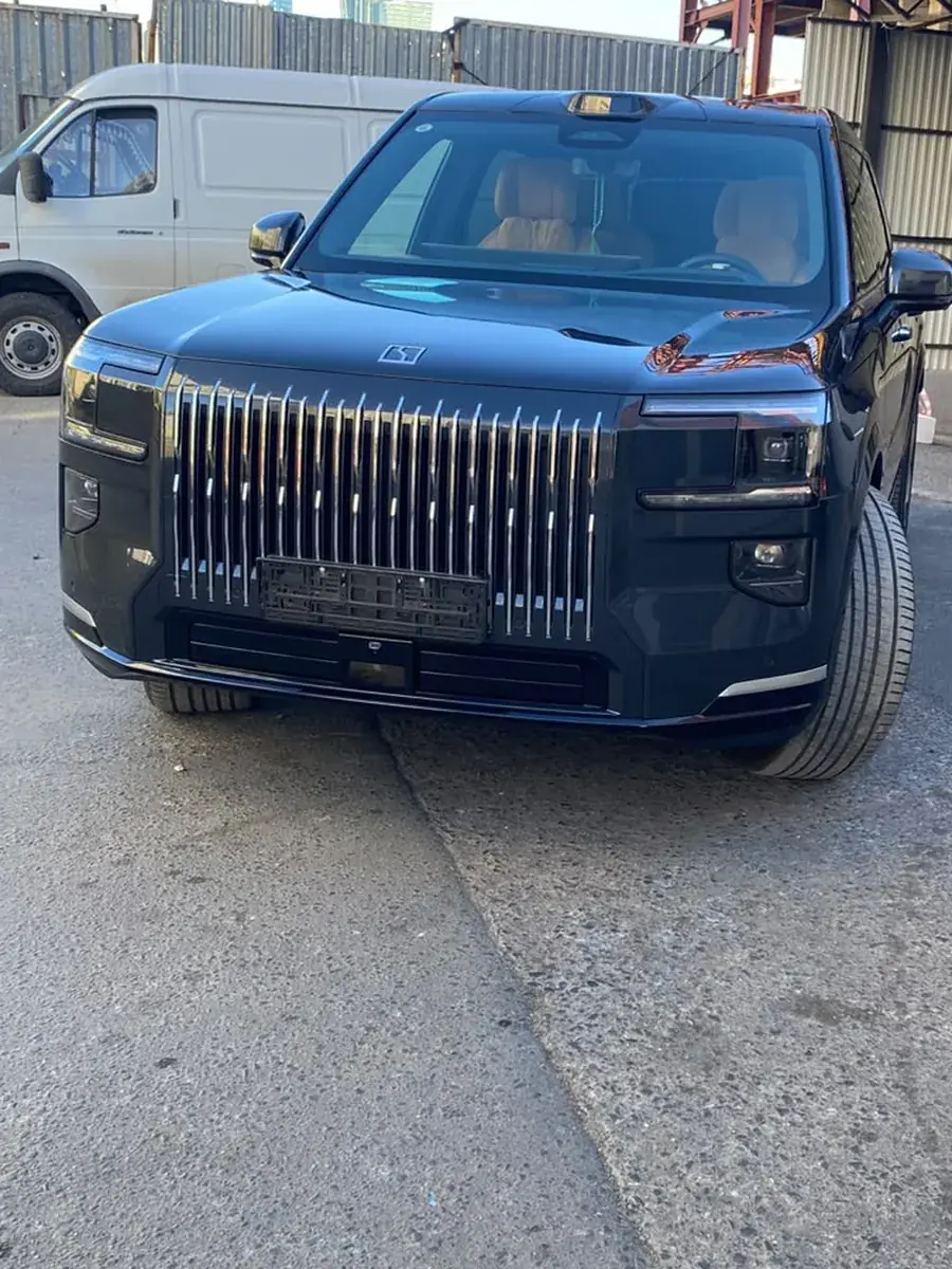Hongqi Guoya графитового цвета анфас после работы студии BestShine