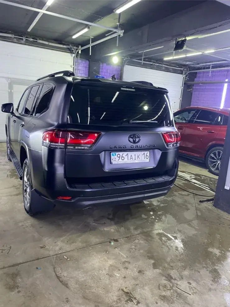 Toyota Land Cruiser вид сзади в цеху