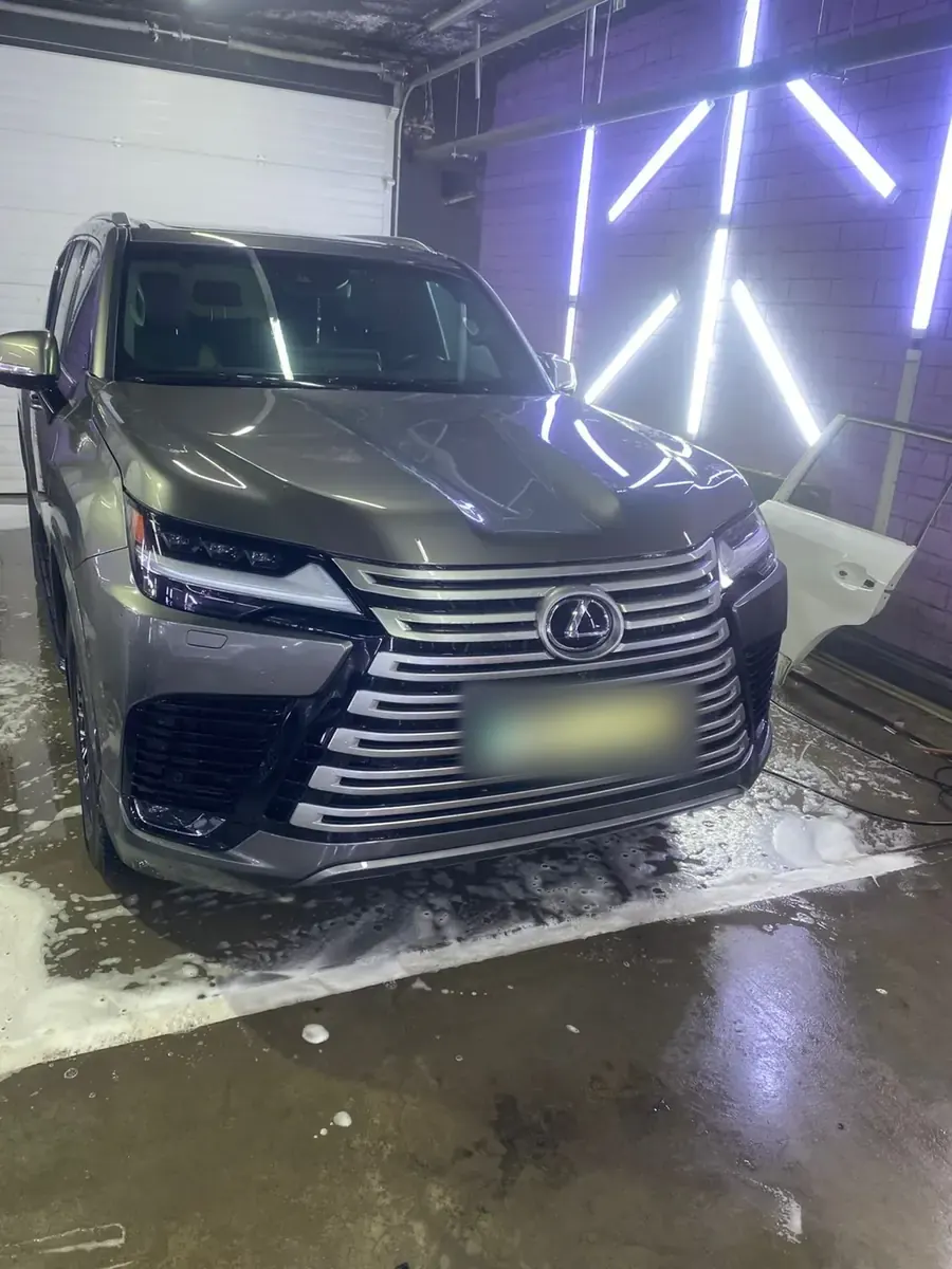 Lexus LX анфас в неоновом свете студии