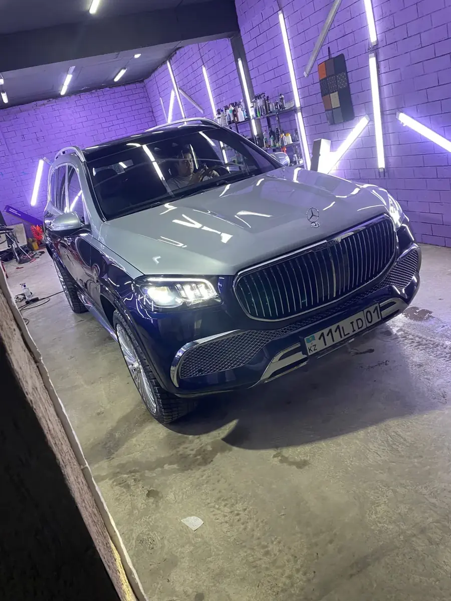 Mercedes-Maybach GLS двухцветный на подъёмнике в студии BestShine